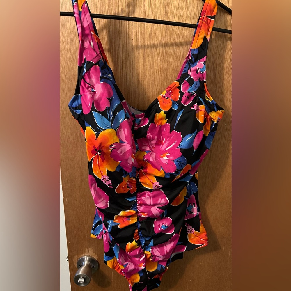 Vintage Maxine of Hollywood one piece swimsuit! Cute, and flattering.